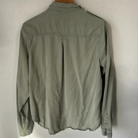 Universal Thread Button Up - Picture 4 of 5